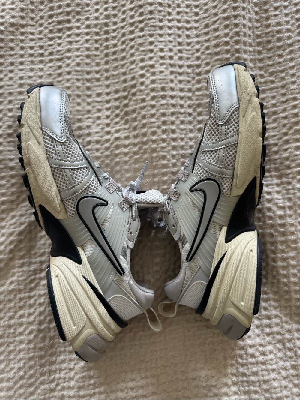 Nike Sneakers V2K Run Shoes - Picture 3 of 6
